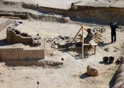 Excavación del pozo funerario delante de la capilla de adobe.