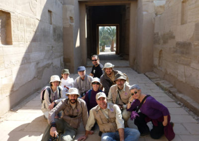 Foto de grupo en el centro del templo.