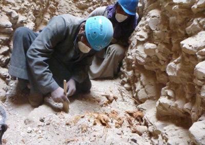 Ibrahim y Zaglab excavan el pozo.