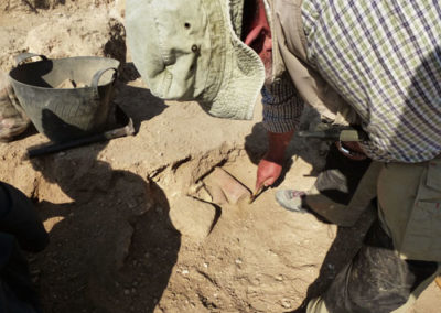 Carlos halla un cono funerario en su zona de excavación.