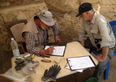 Carlos y Pito revisan las notas durante la excavación.