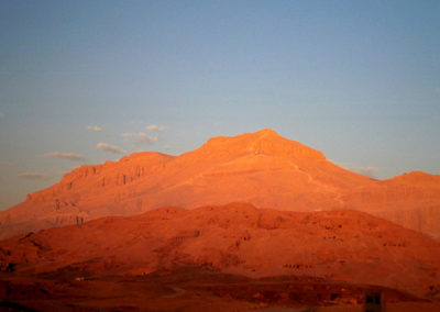 La montaña de Qurna en todo su esplendor.