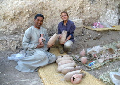 Elena y Mohamed reconstruyen las vasijas de cerámica del depósito del año pasado.