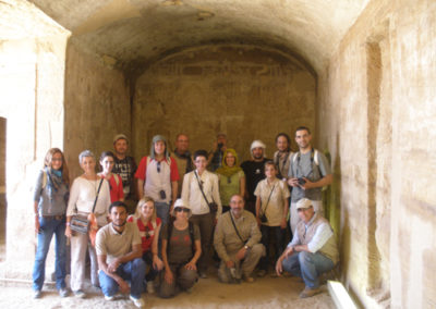 Foto de grupo dentro del speos construido por Horemheb.