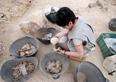 Angie examina y clasifica fragmentos de cerámica hallados hoy en su zona de excavación.
