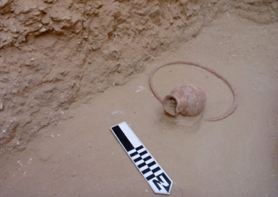 Vasija y bandeja de ofrendas de la dinastía XI, hallados debajo del muro de Djehuty.