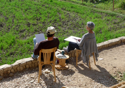 Pía y Nacho pintando acuarelas de los campos de cultivo.