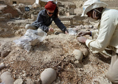 Zulema y Gamal intervienen en la excavación del depósito de cerámica y restos vegetales.