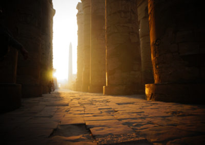 El sol de la mañana se cuela entre las columnas del templo.