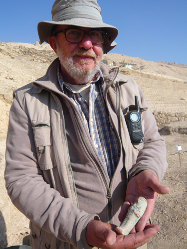 Carlos con un shabti hallado en su sector de la excavación.