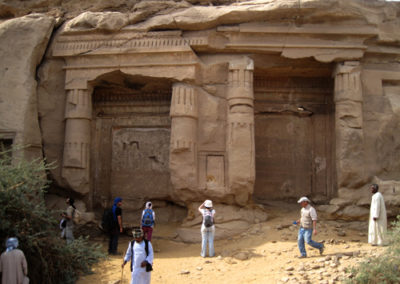 Visitando las capillas que se tallaron en nombre de Ramsés II y su hijo Merneptah.