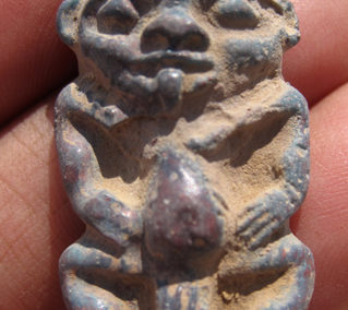 Amuleto Bes hallado en el área de José Miguel.