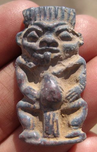 Amuleto Bes hallado en el área de José Miguel.