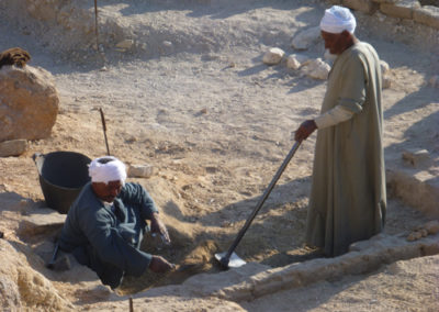Yuma y Broston excavan el nuevo pozo funerario del Sector 10 Sur.