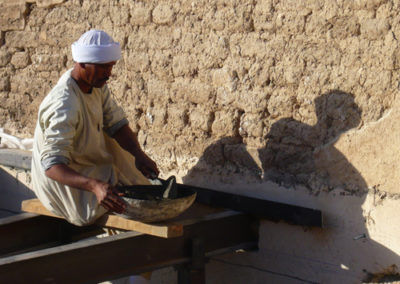 Sayed retoca el reforzamiento del muro de adobe de Djehuty.