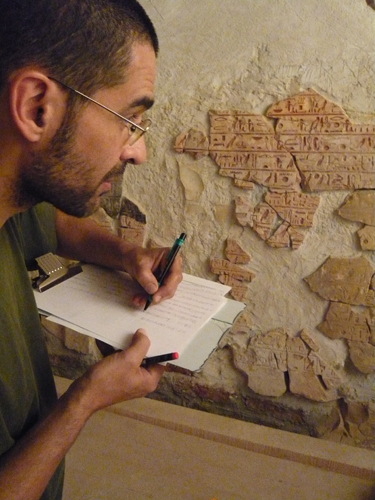 Andrés calca la segunda inscripción biográfica de Djehuty en la sala transversal.