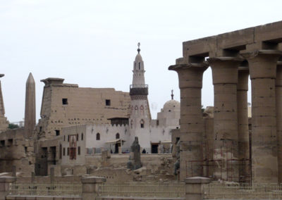 Vista del templo de Luxor, con la mezquita de Abu Hagag superpuesta a los muros de Ramsés II.