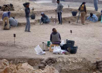 Gema supervisa y documenta el sector frente a la tumba-capilla de Ay.