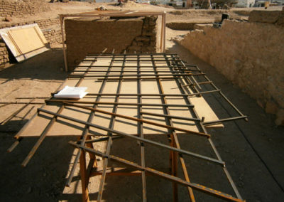 La estructura de hierro se ha de adaptar a las irregularidades del techo.