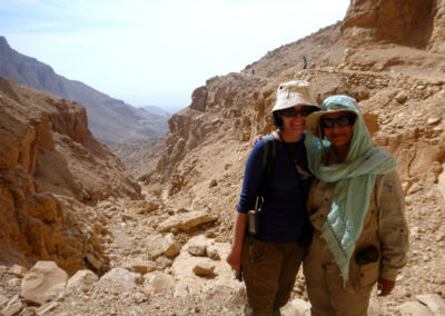 Salima y Angie al fondo del Wadi Siket Taqet Zaid.