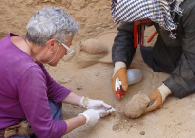 Pía e Ibrahim retiran con cuidado las cerámicas, que quedaron incrustadas a las piedras del suelo.