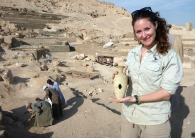 Zulema sostiene una vasija recompuesta, que fue hallada en uno de los pozos excavados el año pasado.