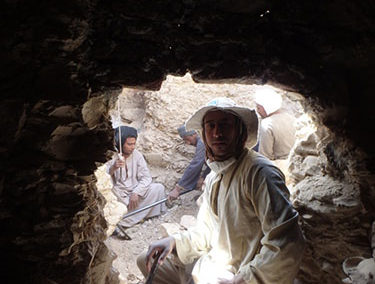 Hoy Gamal ha excavado el pozo doble con David, pues Saabut tenía un funeral y no ha venido a trabajar.