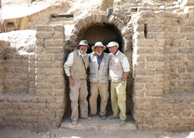 Carlos, Chemi y el mudir posan en la entrada abovedada de la tumba de Djehuty-nefer.