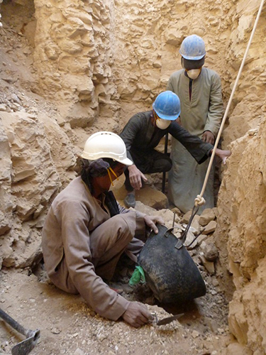 Excavación dentro del pozo que supervisa David.