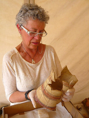 Pía recompone una cerámica decorada, hallada en pedazos a la entrada de la tumba de Djehuty-nefer.