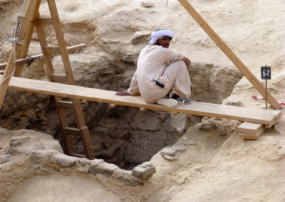 Kamal relajado sobre la boca del pozo que excavan David y Saabut.