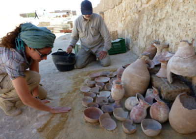 Zulema y Pito montan el bodegón de cerámica del Segundo Periodo Intermedio.