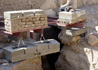 Nacho toma apuntes de la estructura que él diseñó para poder excavar por debajo del muro del patio de Djehuty.