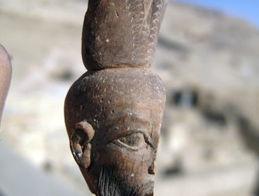 Pieza de madera tallada con la cabeza de un prisionero semita.