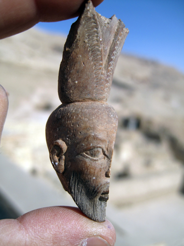 Pieza de madera tallada con la cabeza de un prisionero semita.