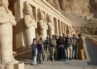 Posando junto a las estatuas osirianas de Hatshepsut.