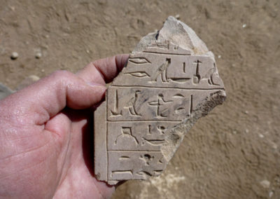 Fragmento de pequeña estela con parte de un himno a Amon-Ra.