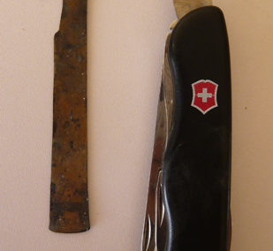 En el pozo hallamos un cuchillo de bronce como los usados por los embalsamadores.