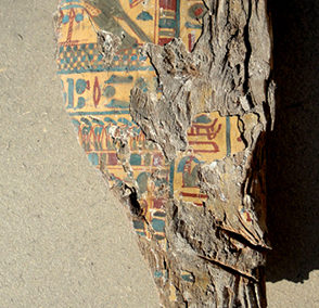 Fragmento de ataúd de la dinastía XXI hallado en el pozo funerario de Hery.