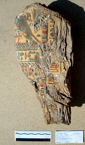 Fragmento de ataúd de la dinastía XXI hallado en el pozo funerario de Hery.