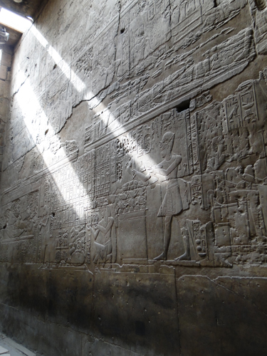 Relieves de Amenhotep III ofreciendo al dios Amón.