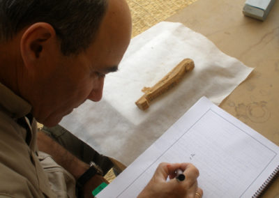 El mudir documenta uno de los shabtis de madera hallados en el Sector 10.