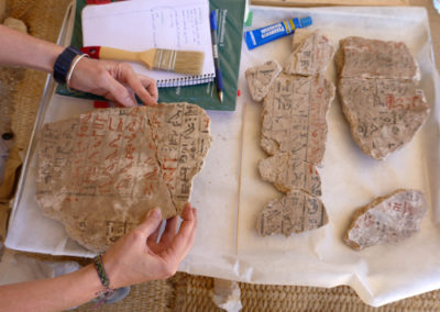 Lucía consigue encajar muchos de los fragmentos recuperados en la excavación de la cámara sepulcral de Djehuty.