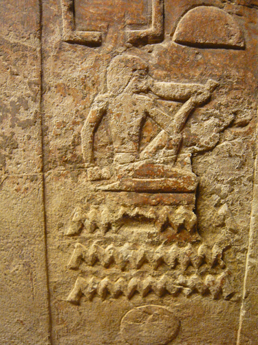 Detalle del verbo “beber” tallado en la jamba de la capilla de Djehuty.