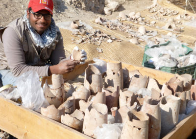 Hazem reconstruye vasijas de cerámica del Sector 10 Sur.