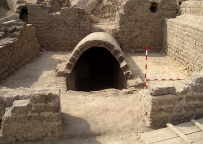 Una cúpula divide en dos el patio de la tumba vecina a la de Djehuty-nefer.