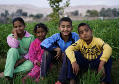 Niños en los campos junto al Marsam.