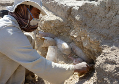 Gamal excava un depósito de cerámica de la dinastía XVII por debajo de las estructuras de adobe