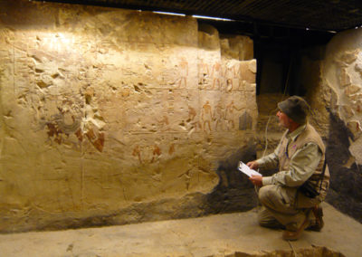 José Miguel analiza las escenas de una de las paredes de la sala más interna de Djehuty.