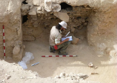 David hace un croquis de la ubicación de las cerámicas delante de la entrada a la tumba.
